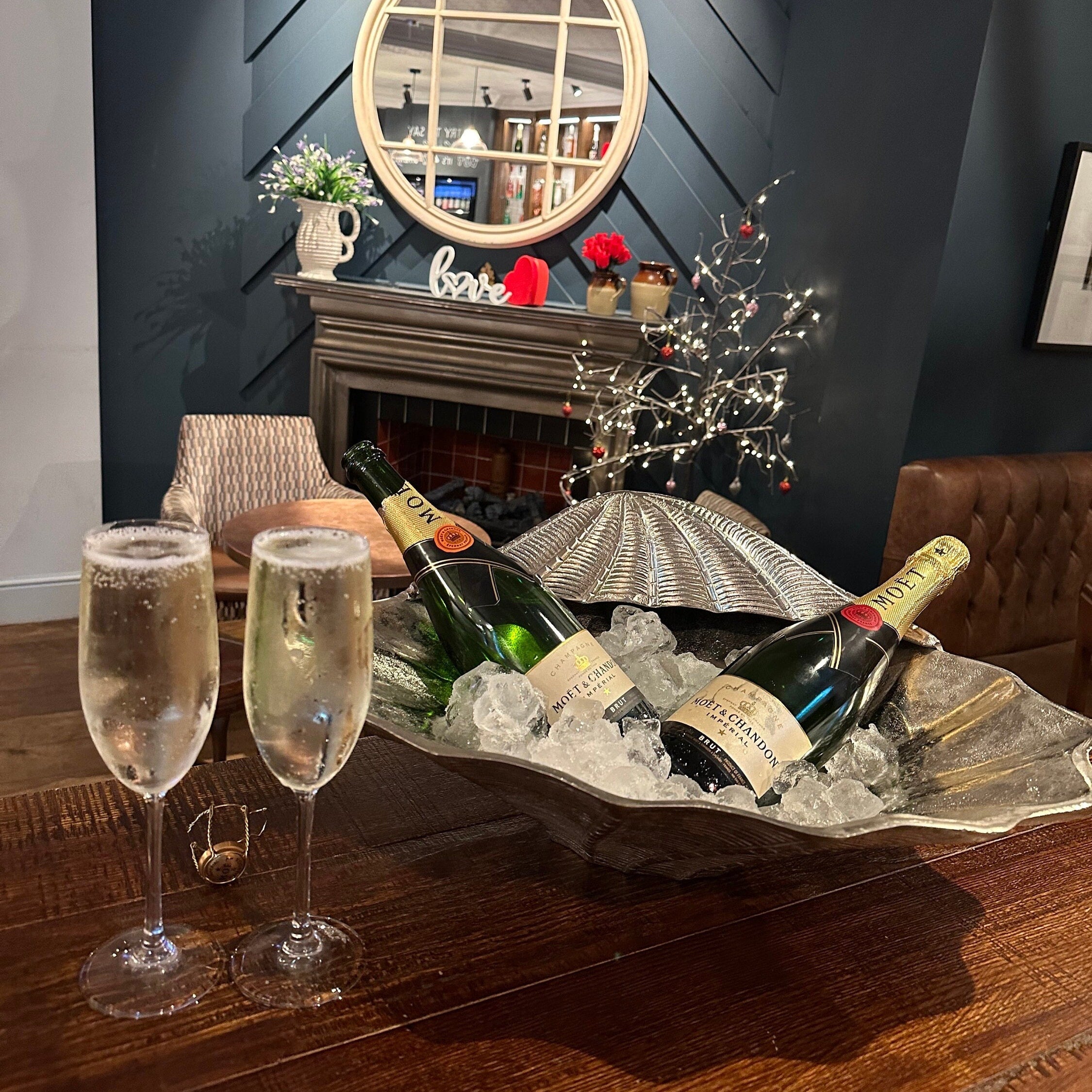 clamshell-solid-champagne-ice-bucket-wine-cooler